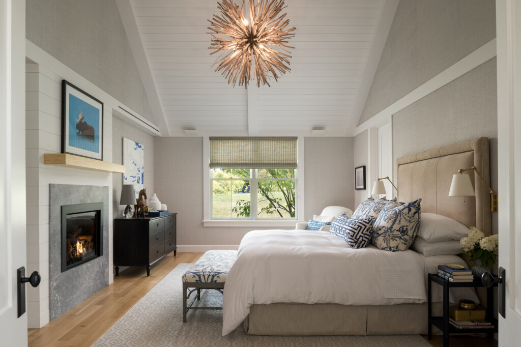Bedroom wallpaper design in a renovated contemporary farmhouse by Silver Maple