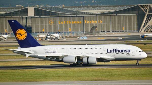 Example of commercial aircraft hangar behind a Lufthansa plane